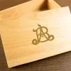 Cadeaux avec le nom: Bo&icirc;te en ch&ecirc;ne personnalis&eacute;e avec monogramme