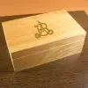 Cadeaux avec le nom: Bo&icirc;te en ch&ecirc;ne personnalis&eacute;e avec monogramme