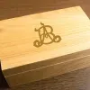 Cadeaux avec le nom: Bo&icirc;te en ch&ecirc;ne personnalis&eacute;e avec monogramme