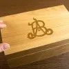 Cadeaux avec le nom: Bo&icirc;te en ch&ecirc;ne personnalis&eacute;e avec monogramme