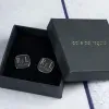 Cadeaux avec le nom: Boutons de manchette carr&eacute;s en argent grav&eacute;s