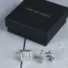 Cadeaux avec le nom: Boutons de manchette carr&eacute;s en argent grav&eacute;s