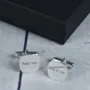 Cadeaux avec le nom: Boutons de manchette en argent carr&eacute;s personnalis&eacute;s grav&eacute;s