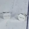 Cadeaux avec le nom: Boutons de manchette en argent carr&eacute;s personnalis&eacute;s grav&eacute;s