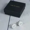 Cadeaux avec le nom: Boutons de manchette ronds en argent grav&eacute;s