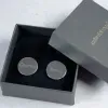 Cadeaux avec le nom: Boutons de manchette ronds en argent grav&eacute;s