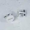 Cadeaux avec le nom: Boutons de manchette ronds en argent grav&eacute;s
