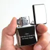 Cadeaux avec le nom: Briquet Zippo grav&eacute; avec texte