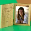 Cadeaux avec le nom: Cadre photo personnalis&eacute; en ch&ecirc;ne grav&eacute; pour anniversaire