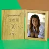 Cadeaux avec le nom: Cadre photo personnalis&eacute; en ch&ecirc;ne grav&eacute; pour anniversaire