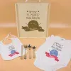 Cadeaux avec le nom: Panier pour b&eacute;b&eacute; personnalis&eacute; 'Je rends le monde plus beau'