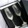 Art de la table personnalis&eacute;: Coupes de champagne grav&eacute;es pour les nouveaux mari&eacute;s