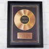 D&eacute;coration: Disque d'or personnalis&eacute; dans un cadre