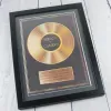 D&eacute;coration: Disque d'or personnalis&eacute; dans un cadre