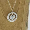 Bijoux personnalis&eacute;s: Pendentif disque et c&oelig;ur personnalis&eacute; en argent