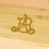 D&eacute;coration: Planche en bois avec monogramme grav&eacute;