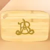 D&eacute;coration: Planche en bois avec monogramme grav&eacute;