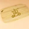 D&eacute;coration: Planche en bois avec monogramme grav&eacute;