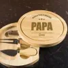 Cadeaux avec le nom: Plateau de fromages en bambou personnalis&eacute; pour papa