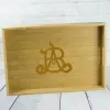 D&eacute;coration: Plateau en bois avec monogramme grav&eacute;