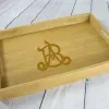 D&eacute;coration: Plateau en bois avec monogramme grav&eacute;