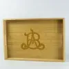 D&eacute;coration: Plateau en bois avec monogramme grav&eacute;