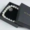 Bijoux personnalis&eacute;s: Bracelet de perles avec m&eacute;daille en argent grav&eacute;e