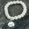 Bijoux personnalis&eacute;s: Bracelet de perles avec m&eacute;daille en argent grav&eacute;e