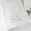 Cadeaux brod&eacute;s: Ensemble de serviettes avec initiales brod&eacute;es