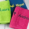 Cadeaux brod&eacute;s: Serviettes brod&eacute;es avec motif et nom