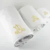 Cadeaux brod&eacute;s: Serviettes brod&eacute;es &agrave; monogramme