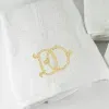 Cadeaux brod&eacute;s: Serviettes brod&eacute;es &agrave; monogramme