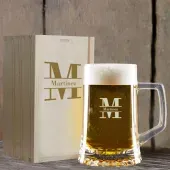 Chope de bière initiale dans son étui en bois gravé
