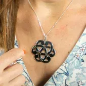 Pendentif arabesque en argent gravé