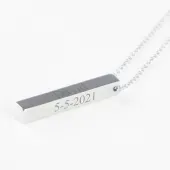 Pendentif en argent à barre verticale gravée