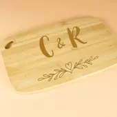 Planche à découper en bois gravée avec initiales