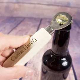Ouvre-bouteille en bois gravé