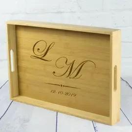 Plateau en bois gravé avec vos initiales