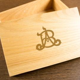 Boîte en chêne personnalisée avec monogramme