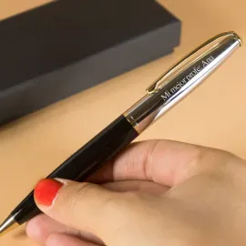 Stylo à bille avec détail doré gravé