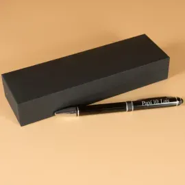 Stylo avec détail gravé