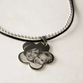 Pendentif fleur gravée
