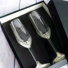Coupes de champagne gravées pour les nouveaux mariés