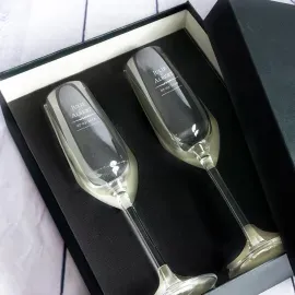 Coupes de champagne gravées pour un couple