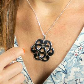 Pendentif arabesque en argent gravé