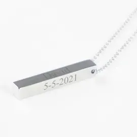 Pendentif en argent à barre verticale gravée