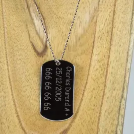 Pendentif gravé style militaire