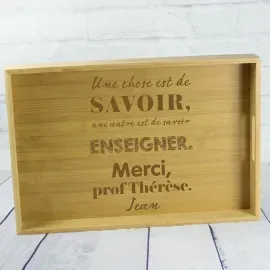 Plateau en bois gravé pour enseignant 'Le savoir est une chose'