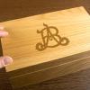 Cadeaux avec le nom: Boîte en chêne personnalisée avec monogramme