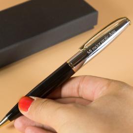 Stylo à bille avec détail doré gravé